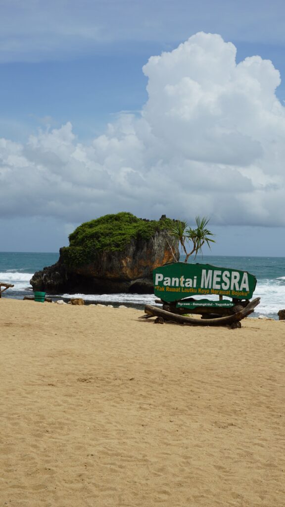 Pantai Mesra Jogja memiliki spot menarik untuk berfoto.