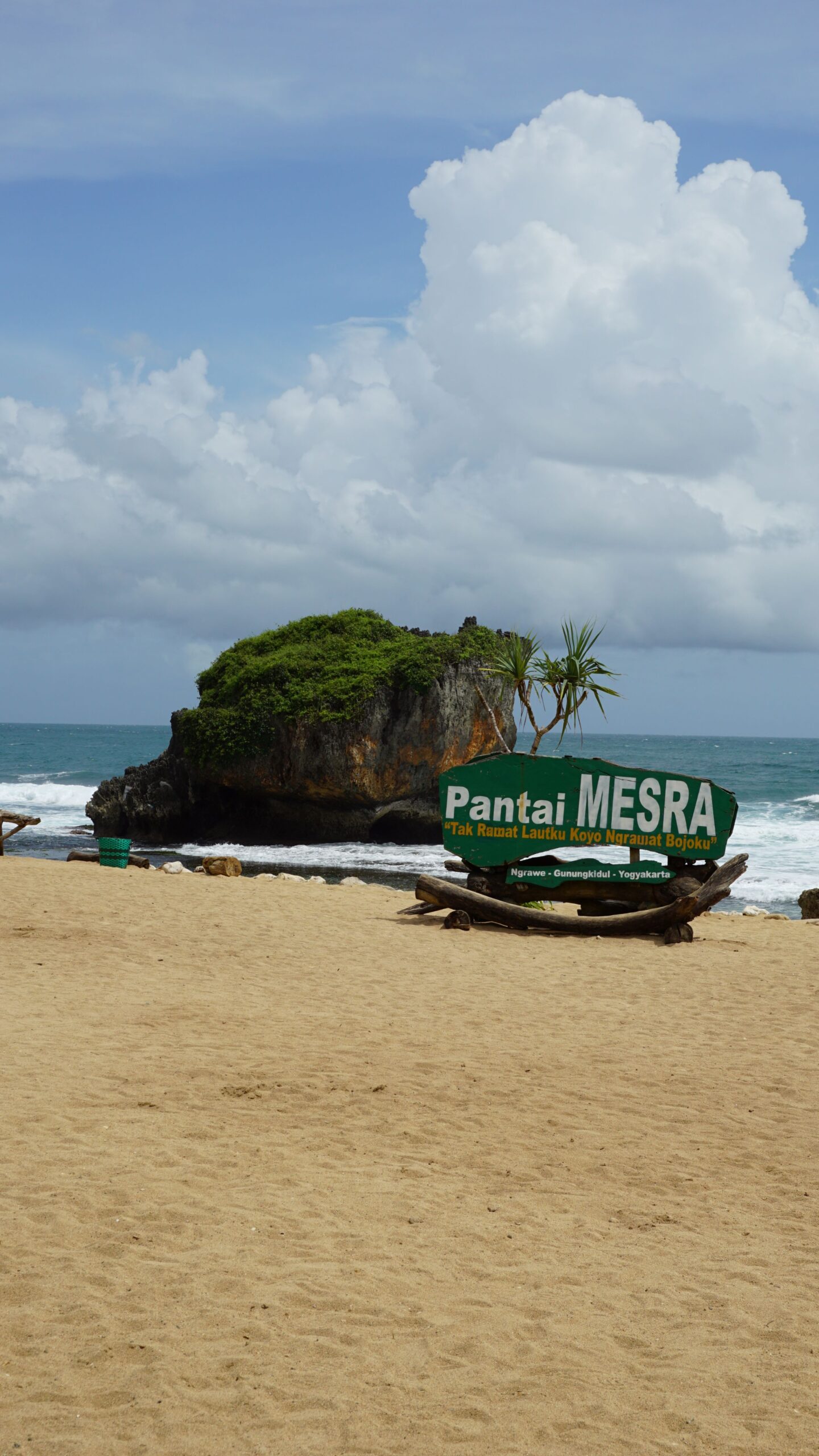 Pantai Mesra Jogja memiliki spot menarik untuk berfoto.